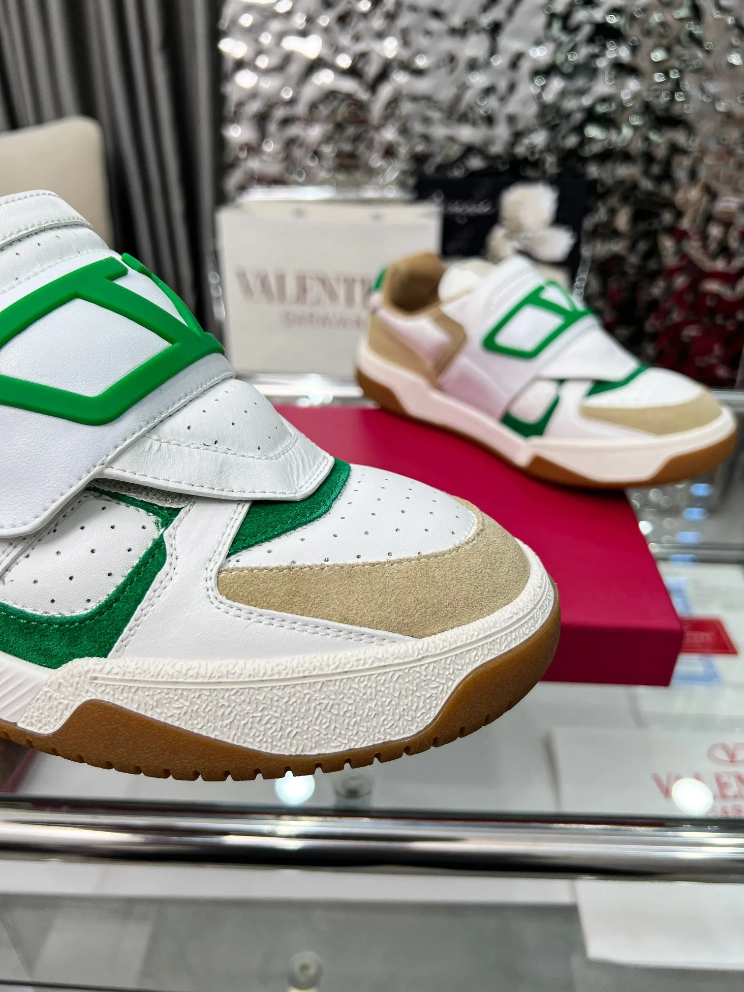 [Valentino] P: 680💰 Couple style, size: women 35-40▪️men 39-44 (customized at 45.46) Valentino 𝑶𝒏𝒆𝑺𝒕𝒖𝒅 Couple sports bread shoe series Valentino 2025 new couple sports shoes are on sale. The original ZP purchase and disassembly. Repeated pattern making and modification. 1:1 restoration! Top luxury masterpiece Velcro design Soft and comfortable imported calfskin brings excellent and elegant texture and excellent foot comfort Top purchasing version upper: imported calfskin surface/original oil edge craftsmanship Lining: water-dyed sheepskin lining Outsole: original development 𝐓𝐏𝐔 two-color combination outsole Packaging: original configuration complete package
